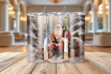 Thermobecher mit Santa Claus-Motiv, verschneiter Winterlandschaft und festlichen Details auf Holzuntergrund – ideal für Weihnachten.